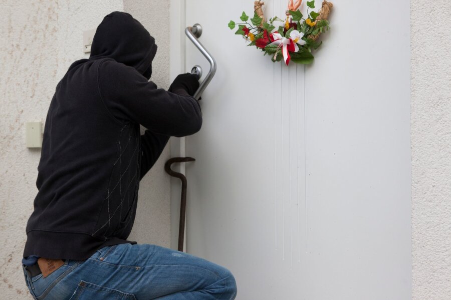 So wird Ihre Haustür möglichst einbruchssicher - Kann schneller gehen als einem lieb ist: ein Einbruch durch die Wohnungstür.