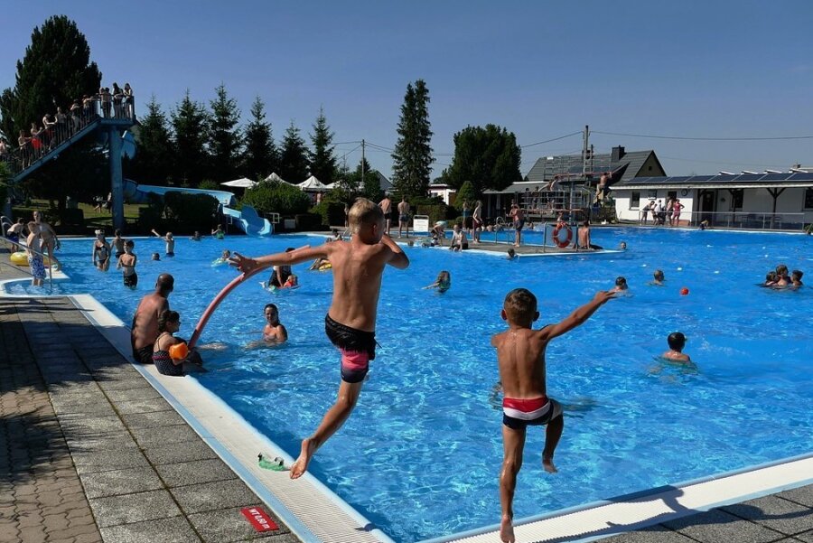 Bei 32 Grad Celsius im Schatten gab es am Dienstag für die knapp 500 Besucher des Venusberger Freibades nur noch eins: ab ins Wasser, das mit 22 Grad genügend Abkühlung zu bieten hatte. 