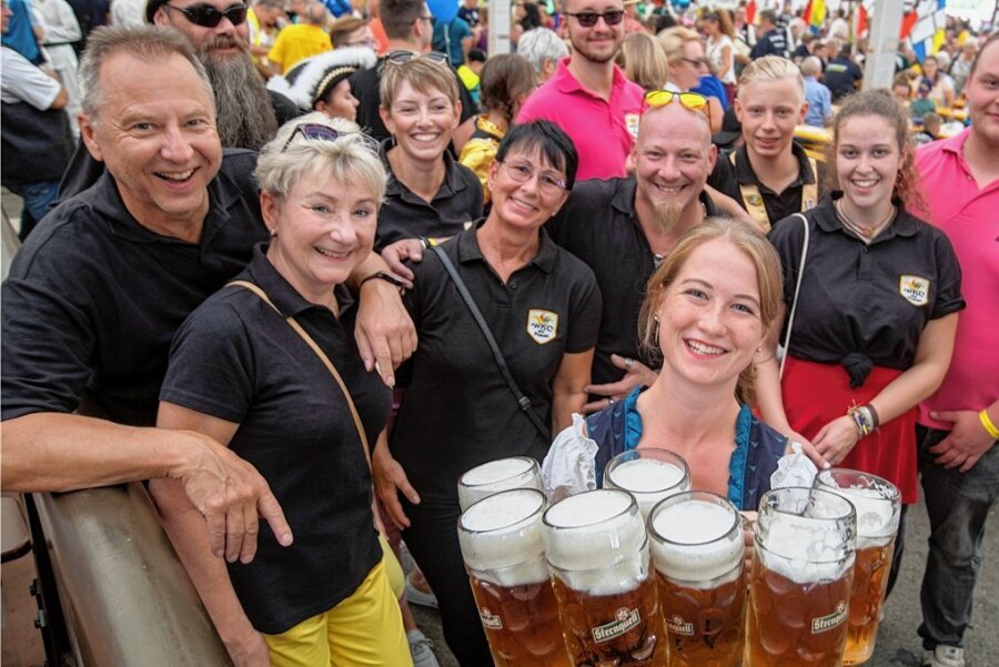 So zünftig lief die erste Plauener Wiesn - Wie viele Bierkrüge Katharina Höhn (vorn) am Festwochenende gestemmt hat? Egal, Hauptsache, das extra Gebraute hat geschmeckt! 