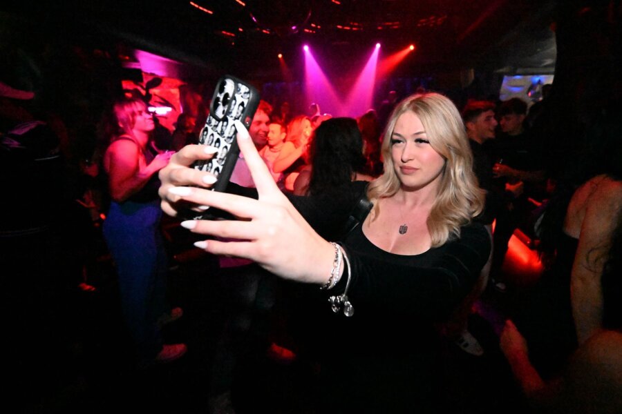 Social Media und Nachtleben - Feiern fürs perfekte Bild? - Larissa fotografiert sich im "Insta-Club" Bossy in München.