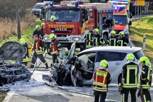 Soforthilfe für vier verletzte Unfallopfer - Kurz vor dem Ortseingang von Wernsdorf war es am Montag zum frontalen Zusammenstoß eines Volkswagen und eines Toyota gekommen.