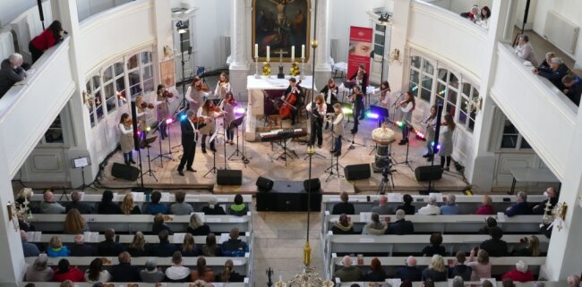 Vor über 350 Zuschauern spielte das Amadeus Pop Orchester zwei Stunden lang in der Zschopauer Kirche. Phasenweise wurde es vom Ensemble "100 Mozartkinder" unterstützt, auch andere Musiker traten auf. 
