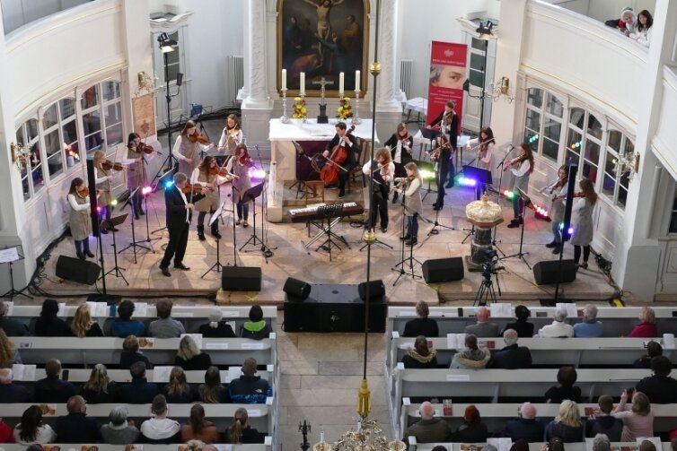 Sogar Mozart lässt sich mitreißen - Vor über 350 Zuschauern spielte das Amadeus Pop Orchester zwei Stunden lang in der Zschopauer Kirche. Phasenweise wurde es vom Ensemble "100 Mozartkinder" unterstützt, auch andere Musiker traten auf. 