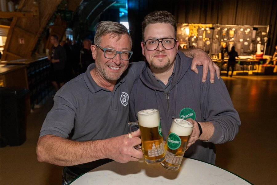 Sohn übernimmt den Brauereigutshof Wernesgrün vom Vater: Wie der Nachwuchs bei den Gästen punkten will - Sie stoßen auf die Geschäftsübergabe an. Gunnar Ott (links) übergibt die Geschäfte an Sohn Alexander Ott.