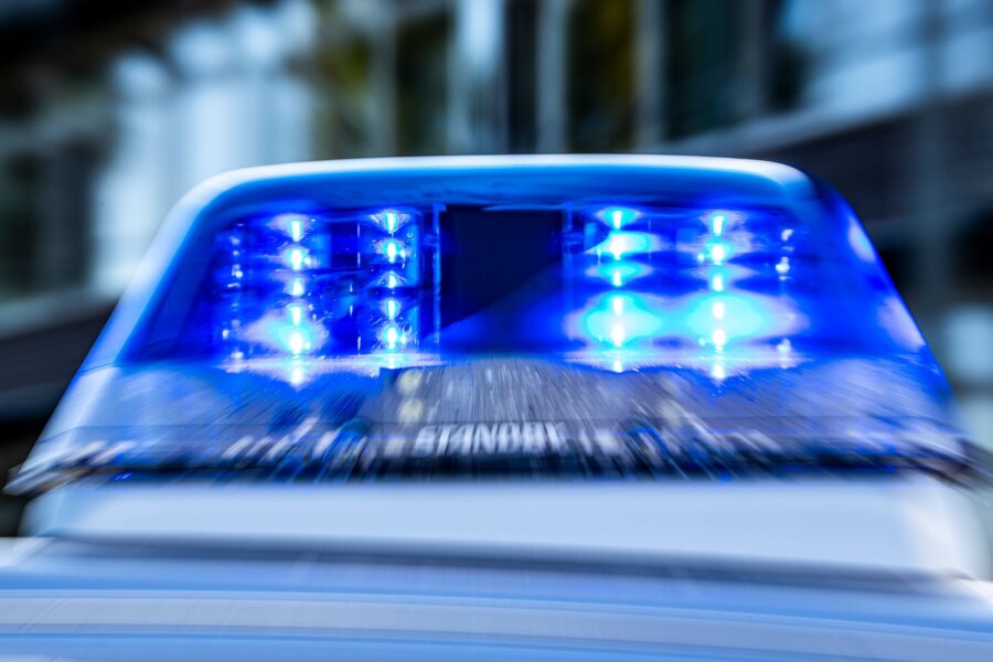 Soko LinX ermittelt nach Angriff in Leipzig - Das Blaulicht an einem Polizeiwagen ist eingeschaltet.