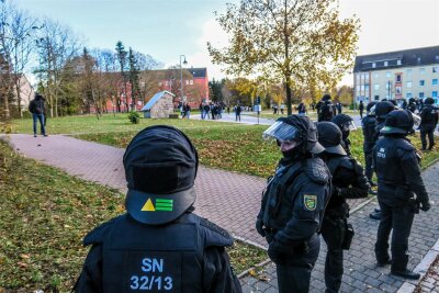 Soko Rex durchsucht zwei Wohnungen im Erzgebirge - Während der Antifa-Demo Anfang November hielt die Polizei rechte Störer von den Demonstranten fern.