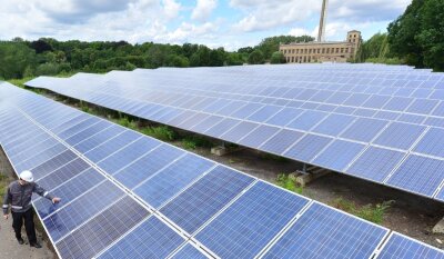 Solaranlage der Lunzenauer Papierfabrik produziert grünen Strom für 500 Haushalte - Beeindruckend: Die neue Photovoltaikanlage auf dem Gelände der Papierfabrik.
