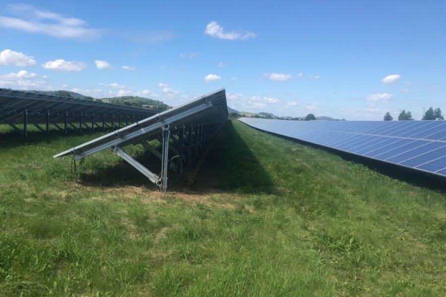 Eine Fotovoltaikanlage der bayerischen Firma Enerlogo. Eine ähnliche ist in Memmendorf geplant. Die Modultische sollen hier allerdings noch weiter auseinander stehen und Platz für landwirtschaftliche Nutzung bieten. 