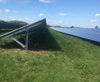 Solaranlage mit Schafweide: So können Bürger profitieren - Eine Fotovoltaikanlage der bayerischen Firma Enerlogo. Eine ähnliche ist in Memmendorf geplant. 