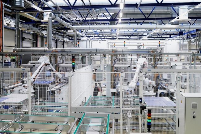 Die Firma Meyer Burger setzt die Produktion von Solarstrom-Paneelen in der ehemaligen Modulfabrik der insolventen Solarworld an der Carl-Schiffner-Straße in Freiberg fort. Das Unternehmen setzt dabei sehr stark auf Automatisierung. 
