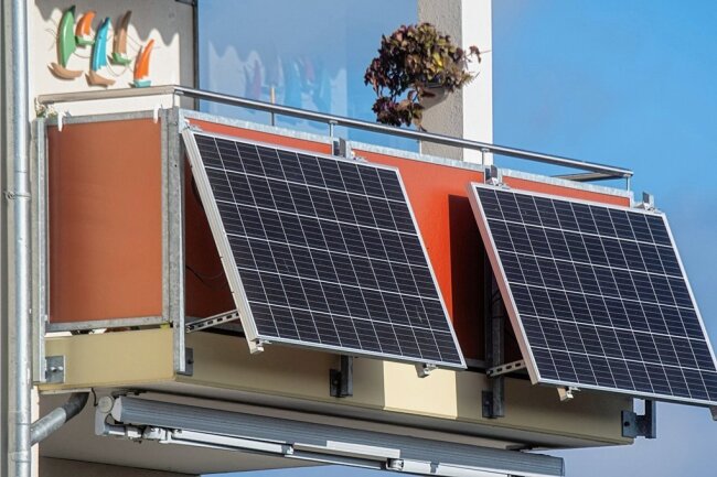 Solarhauptstadt Chemnitz - Auf der Sonnenseite des Landes? - Kleine Solaranlagen für Balkone sind im Moment wegen der hohen Energiepreise begehrt, gerade deshalb aber kaum verfügbar. Die Stadtratsfraktion der Grünen diskutierte öffentlich zum Thema. 