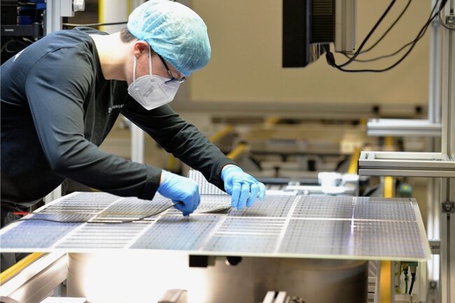 Die Produktion beim Solarhersteller Meyer Burger ist zu 100 Prozent automatisiert. Bei der Qualitätsprüfung ist allerdings das menschliche Auge der Mitarbeiter noch gefragt. 