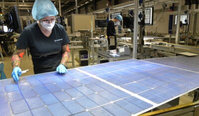 Solarhersteller Meyer Burger will 2022 in Freiberg rund 150 neue Arbeitsplätze schaffen - Kristin Stiehl, hier bei einer Qualitätskontrolle, gehört zu den rund 250 Mitarbeiterinnen und Mitarbeitern, die bei Meyer Burger an der Carl-Schiffner-Straße in Freiberg beschäftigt sind. Die Beschäftigtenzahl soll in den nächsten Jahren noch kräftig steigen. 