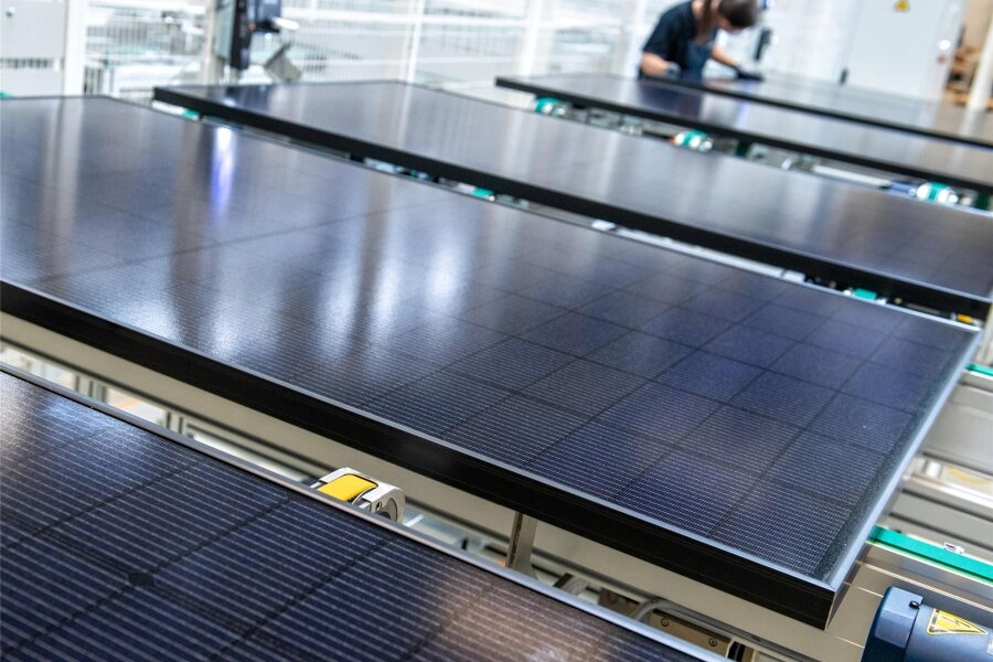 Solarhersteller Meyer Burger will frisches Kapital einsammeln - Die Produktion für Solarmodule im Werk der Meyer Burger Technology AG in Freiberg wurde vorerst eingestellt.