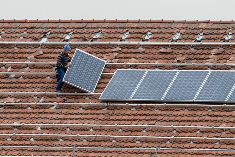 Solarmodule auf kommunalen Dächern in Großschirma: Stadtrat berät zunächst nicht öffentlich - (Symbolbild)