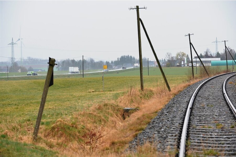 Beidseitig der Bahnstrecke B 101 nahe Großvoigtsberg in Richtung Obergruna - hier im Hintergrund Großvoigtsberg -soll eine Photovoltaikanlage entstehen. 