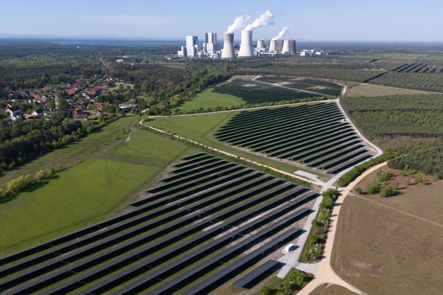 Solarpark in der Oberlausitz in Betrieb genommen - Eine Photovoltaik-Freiflächenanlage (PV-Park)