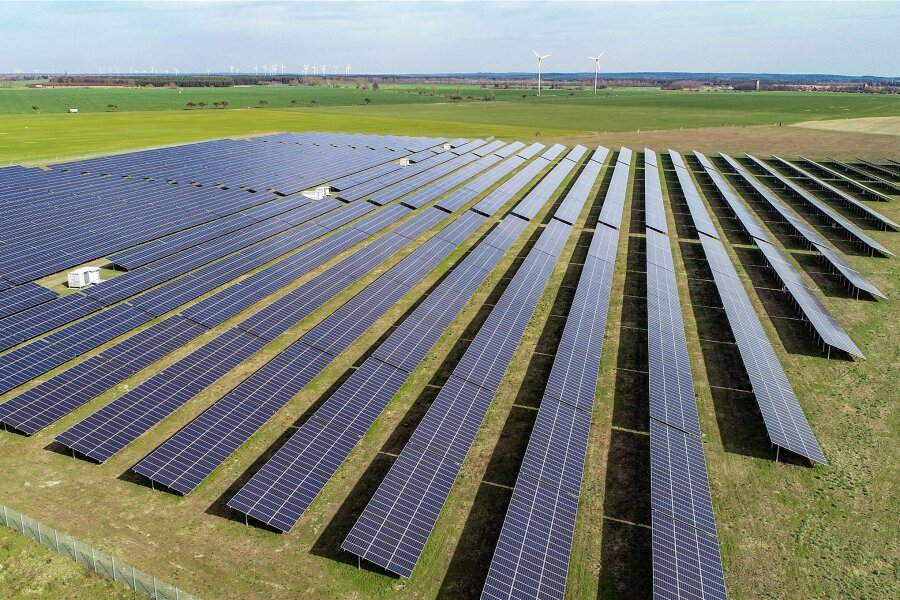 Solarpark in Oberwiera: Gemeinderat befasst sich zum dritten Mal innerhalb von zwei Monaten mit Millionenprojekt - Auf einer Fläche von 44 Hektar soll zwischen Oberwiera und Neukirchen ein Solarpark entstehen.