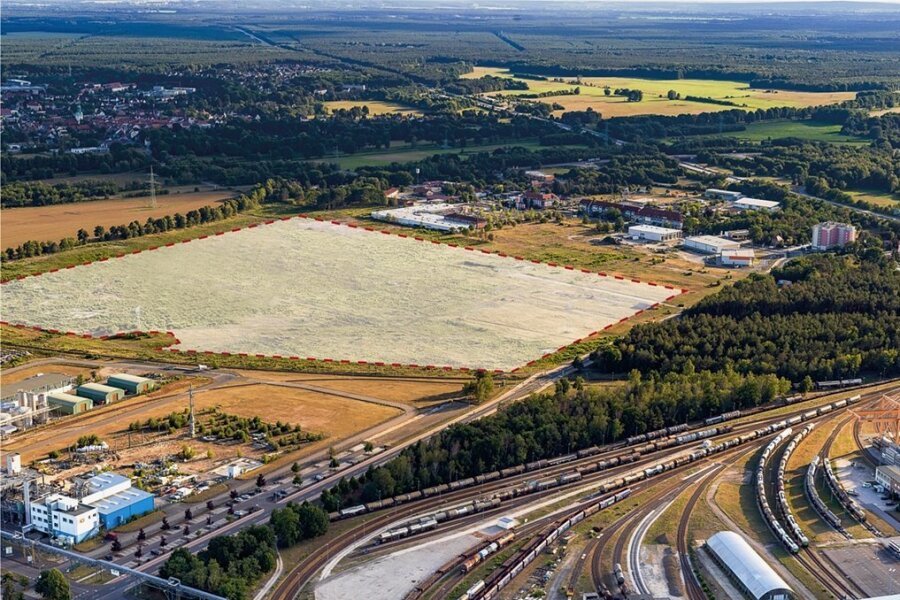 So groß wie 34 Fußballfelder ist die Fläche (auf dem Foto rot umrandet), auf der die BASF gemeinsam mit dem Energieversorger Envia M einen Solarpark am Standort Schwarzheide errichten wird. 