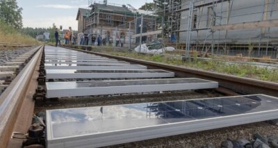 Solarplatten zwischen den Gleisen - Am Bahnhof in Scheibenberg testet ein britisches Unternehmen die Solarstromgewinnung zwischen Schienen. 