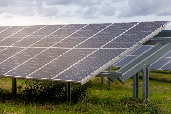 Ähnlich wie die Module im Solarpark in Scheibenberg würden auch die Anlagen in Sehmatal aussehen. Vorausgesetzt, das Projekt findet Zustimmung bei den Einwohnern der Gemeinde. 