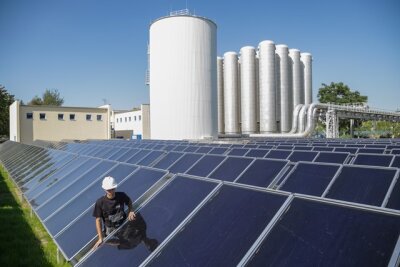 Solarthermie-Anlage versorgt künftig Karrees in der Innenstadt mit Wärme - Sonnenkollektoren an der Georgstraße: Mit den Anlagen wird kein Strom, sondern Wärme für die Wohnhäuser rund um den Brühl erzeugt.