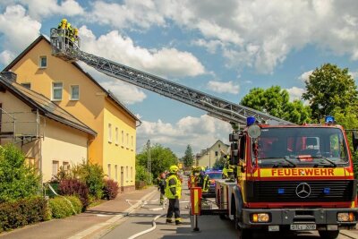 Solarthermieanlage defekt: Fünf Feuerwehren in Lugau im Einsatz - Mit einer Drehleiter haben Feuerwehrleute die Solarthermieanlage auf dem Wohnhaus untersucht. 