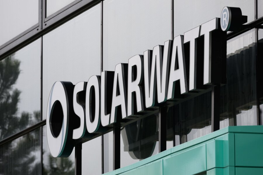 Solarwatt beendet Produktion von Batteriespeichern - Der Schriftzug Solarwatt ist über dem Haupteingang am Werk der Solarwatt GmbH montiert.