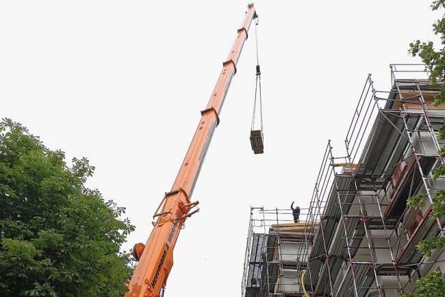 Solarzellen auf alle Neubaublocks in Bad Elster: Dach-Strom für Mieter billiger - Auf der Baustelle fürs neue Service-Wohnen am Kuhberg 63 wurde die erste Anlage installiert.