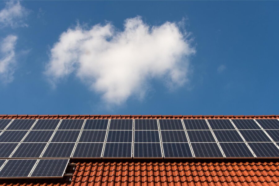 Solarzellen sollen aufs Dach der Grundschule Niederwiesa - Auf vielen öffentlichen Gebäuden sind Solarzellen installiert (Symbolfoto) - bald auch in Niederwiesa?