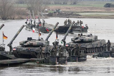 Soldaten (m/w/d) dringend gesucht - Bundeswehrsoldaten (vorn)nehmen an einer gemeinsamen Militärübung mit Streitkräften aus mehreren Nato-Ländern auf der Weichsel in Polen teil.