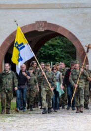 Soldaten pilgern zum Kloster - 
