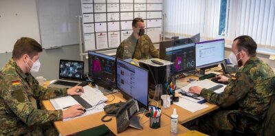 Soldaten zwischen Altenheim und Truppenübungsplatz - Im Operationszentrum Covid-19 werden nicht nur die Amtshilfe-Anträge koordiniert. Von hier aus werden auch alle internen Coronamaßnahmen für die Soldaten der Erzgebirgskaserne gesteuert.