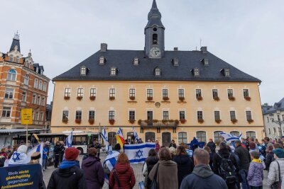 Solidarität mit Israel: Erneute Mahnwache im Erzgebirge - Der ersten Kundgebung in Annaberg schlossen sich fast 150 Teilnehmer an.