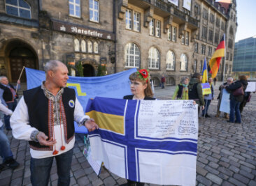 Solidaritätsaktion für Krimtataren vor Chemnitzer Rathaus -  Witalij Martschenko (l.) und Olga Dreyer vom Verein AG Ukraine-Chemnitz-Europa e.V. gehören mit einer ukrainischen Marineflagge zu den Demonstranten auf dem Neumarkt.