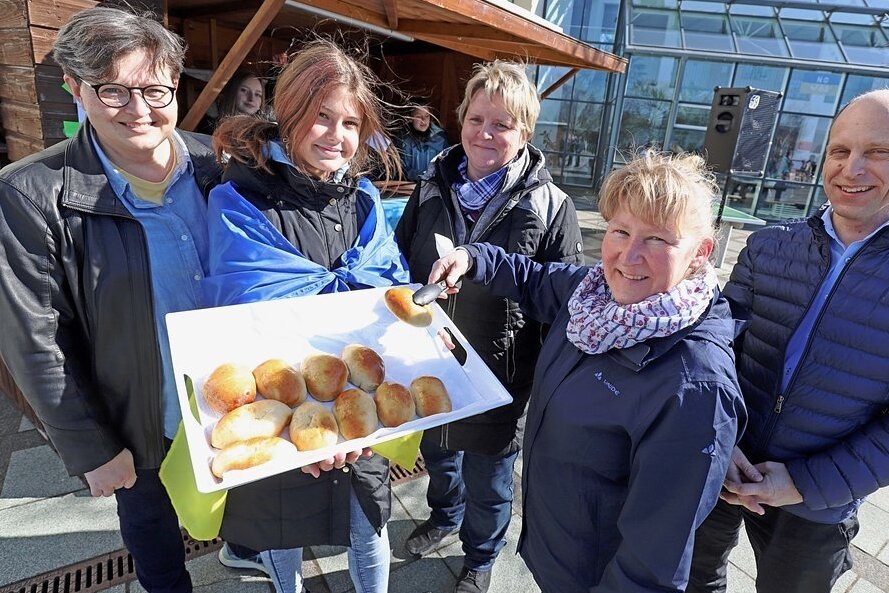 Solidaritätstag am Brand-Erbisdorfer Gymnasium bringt 18.500 Euro - Schülerin Dayana Gladka (2. v. l.) hat ukrainische Wurzeln und bot zum Solidaritätstag traditionelles Gebäck ihrer Heimat an. Die Organisatorinnen des Tages am Bernard-von-Cotta-Gymnasium Babett Vogel (l.), Christine Sieber (M.), Silke Wenzel sowie Schulleiter Dirk Barthel kosteten davon. 