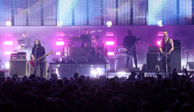Frontmann Brian Molko (links) und seine Band Placebo verbreiteten in der Leipziger Arena eine für Konzerte einer Band dihrses Kalibers angemessene Stimmung.  