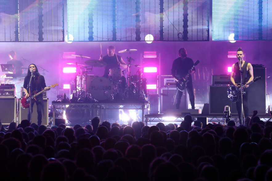 Frontmann Brian Molko (links) und seine Band Placebo verbreiteten in der Leipziger Arena eine für Konzerte einer Band dihrses Kalibers angemessene Stimmung.  