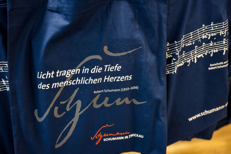 Solisten aus China und Malaysia gewinnen Schumann-Wettbewerb - Stoffbeutel mit Unterlagen zum internationalen Robert-Schumann-Wettbewerb an einer Garderobe.