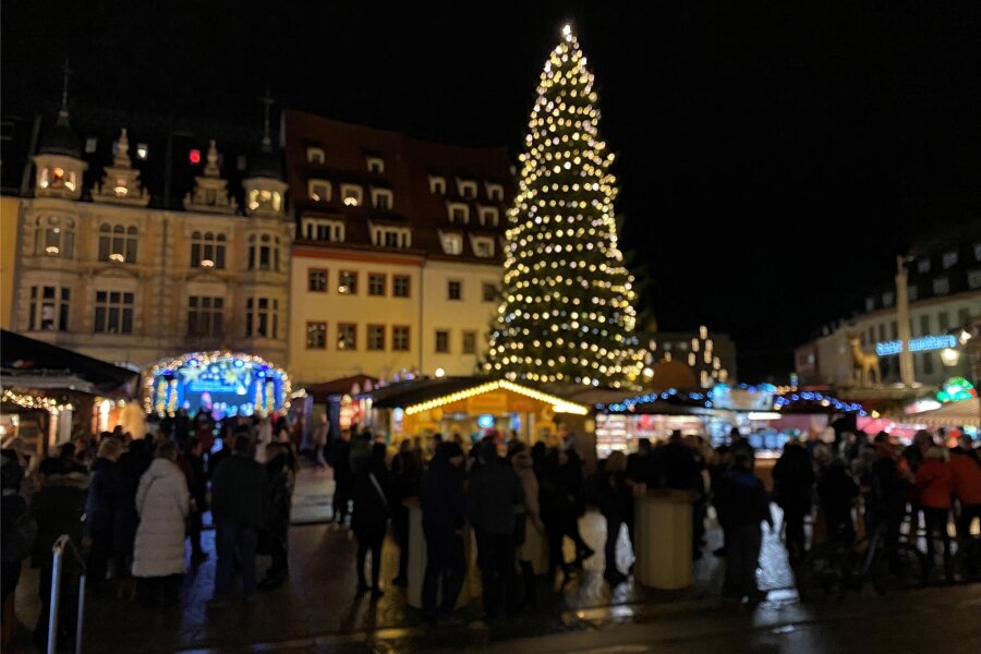 Soll in Zwickau die Weihnachtsbeleuchtung künftig bis zum 2. Februar an bleiben? - Das Markenzeichen des Weihnachtsmarktes, der Weihnachtsbaum, überstrahlt in der Advents- und Weihnachtszeit den Zwickauer Hauptmarkt. Er könnte bald länger als bisher, nämlich bis Maria Lichtmess, leuchten.