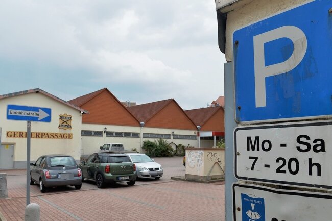 Das Parken an der Gerberpassage in Freiberg ist montags bis samstags auf 90 Minuten begrenzt. Ziel der Regelung ist es, den Kunden der Geschäfte kurze Wege für ihre Einkäufe zu sichern. 