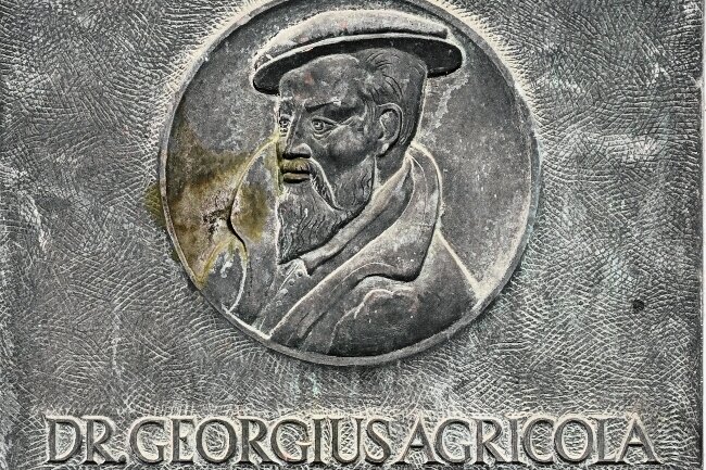 Sollte die Chemnitzer Uni den Namen Agricolas tragen? - Die Relieftafel am Rathaus erinnert an Agricola. 