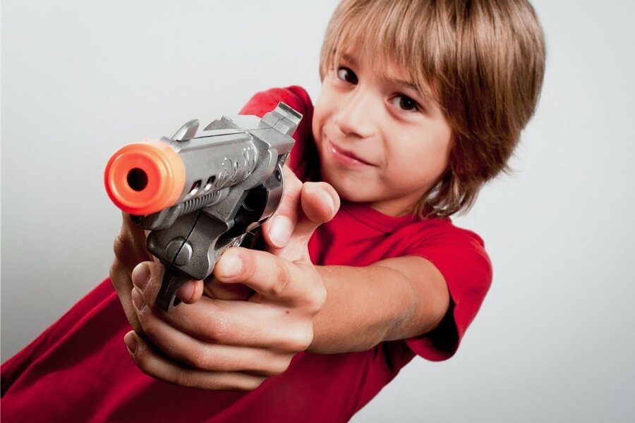 Sollten Kinder mit Plastikpistolen spielen dürfen? - Hände hoch, sonst schieße ich! 