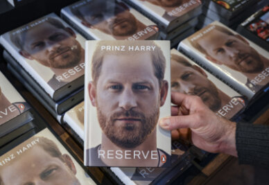 "Reserve", die Biografie von Prinz Harry liegt zum Verkauf bereit. Die Memoiren von Prinz Harry stürmen die deutschen Buch-Charts. Wenige Tage nach dem Erscheinen steuert der Titel auf die Zahl von 100.000 verkauften Exemplaren zu, wie Media Control mitteilte.