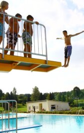 Sommer ging nicht baden - der August hat die Freibadsaison gerettet - Lisa Bauer, Richard Görner (beide 11 Jahre, von links), Nico Rasch (12) und Dominik Wohlgemuth (11) springen im Gornauer Freibad am liebsten vom Drei-Meter-Brett.