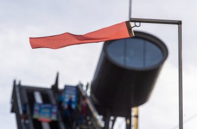 Sommer-Grand-Prix in Klingenthal: Supersprungtag vom Winde verweht - Nervig: Der Wind blies am Mittwoch in der Vogtland-Arena aus allen Richtungen. Beide Wettbewerbe im Sommer-Grand-Prix mussten ausfallen.