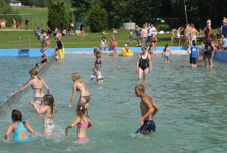 Sommer lockt Badefans in Scharen - 
              <p class="artikelinhalt">Das Triebeler Waldbad wurde am Sonntagnachmittag nach mehrmonatiger Sanierung bei regem Besucherzuspruch wiedereröffnet. </p>
            
