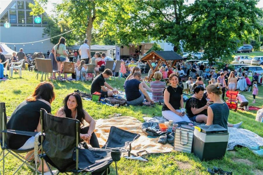 Sommer-Open-Air: Wo der Dorfplatz zum Picknick-Eldorado wird - Mehr als 200 Besucher kamen zum Teil mit Decken, Klappstühlen