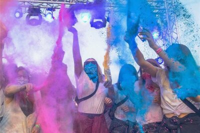 "Sommer, Sonne, bunte Farben": Holi-Festival steigt in Annaberg-Buchholz - So bunt geht es zu beim Holi-Festival in Annaberg-Buchholz, das in diesem Jahr seine vierte Auflage erlebt.