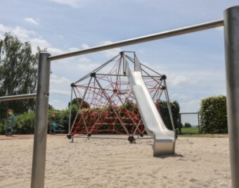 Sommerbad bereitet sich auf Ansturm vor - Die Gemeinde Lichtenau hat den Spielplatz für 50.000 Euro erneuert und mit modernen Trimm-Dich-Geräten versehen. Hier ein Foto noch ohne Gäste.